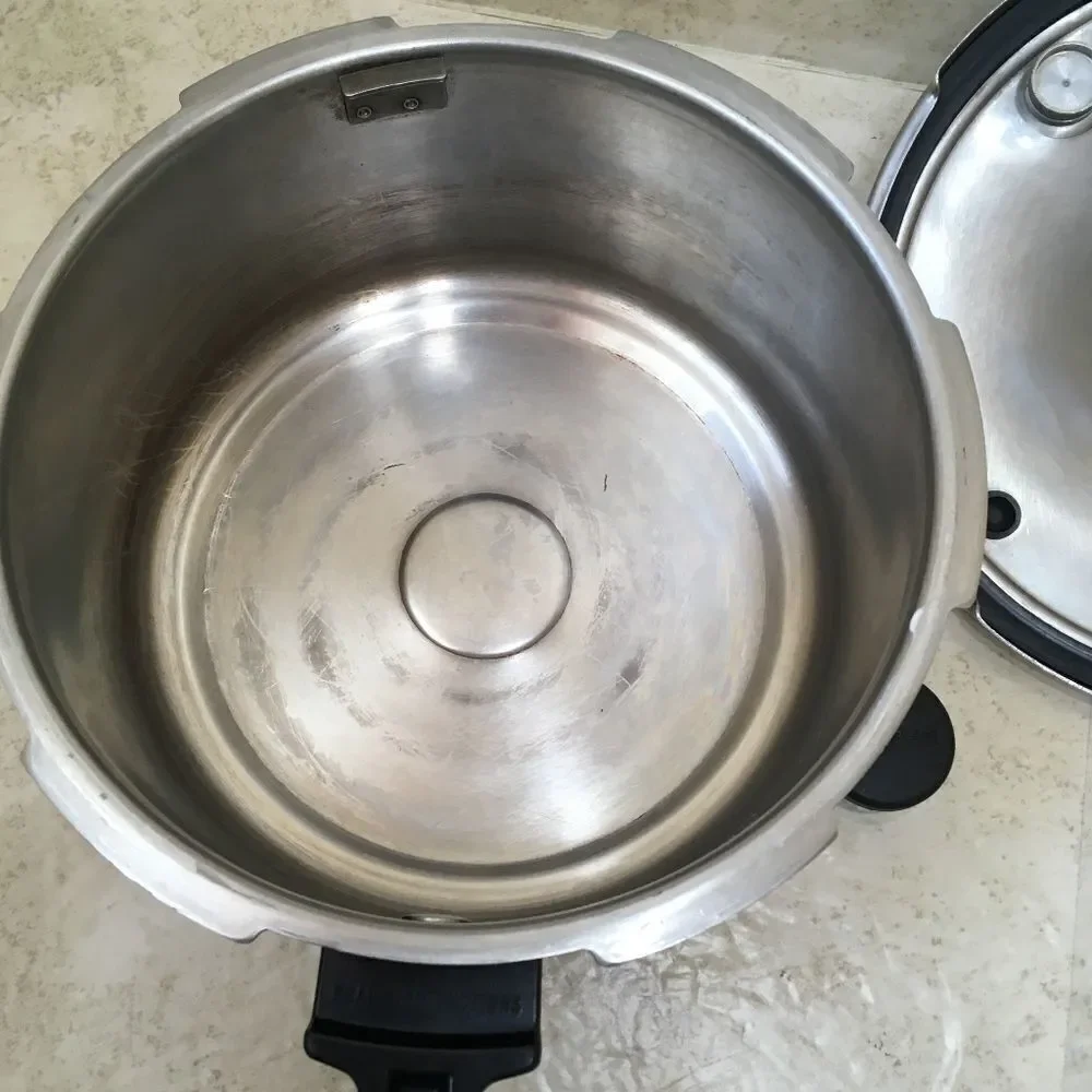PRESTO‎ STAINLESS STEEL 4 QUART PRESSURE COOKER